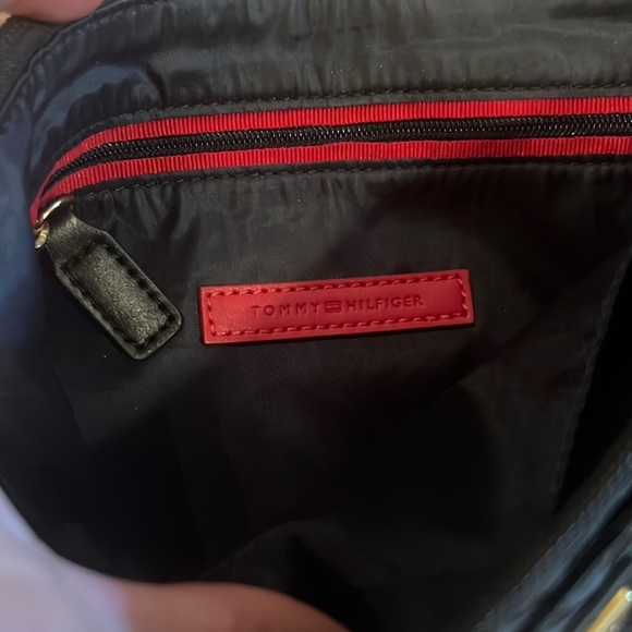 Tommy Hilfiger black purse adjustable crossbody bag 7” x 11” gold metal 3 pocket - Picture 9 of 9